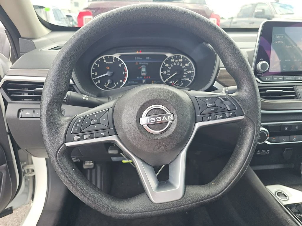 Used 2025 White Nissan 2.5 SV image 3