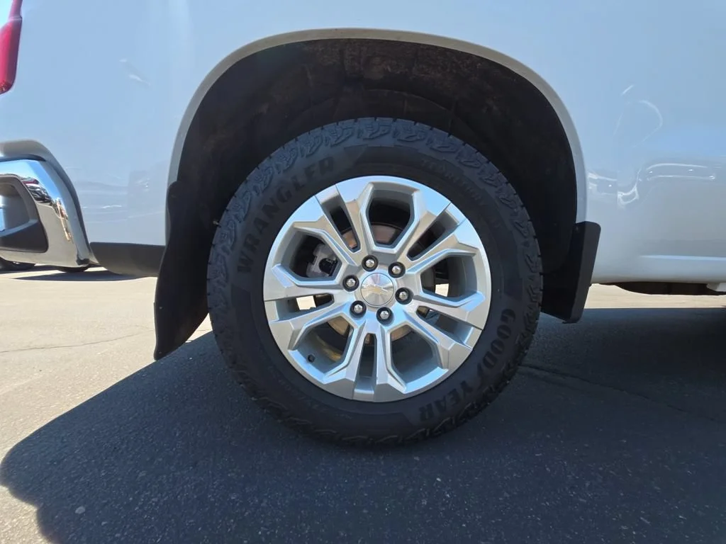 Used 2023 Summit White Chevrolet LTZ image 28