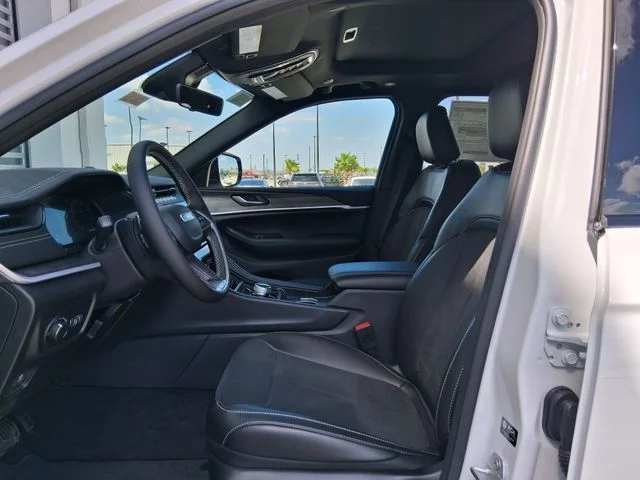 New 2026 Bright White Clear-Coat Exterior Paint Jeep Altitude image 19