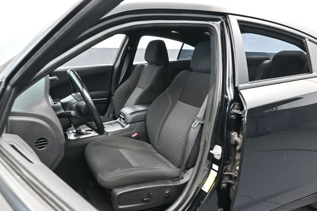 Used 2023 Pitch Black Clearcoat Dodge SXT image 9