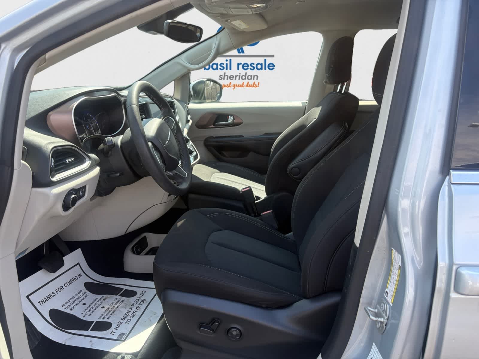 Used 2023 Silver Mist Clearcoat Chrysler LX image 9