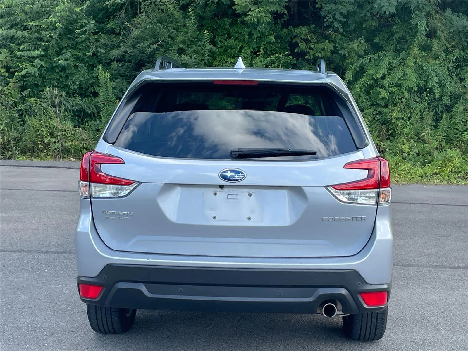 Used 2023 Ice Silver Metallic Subaru Limited image 4