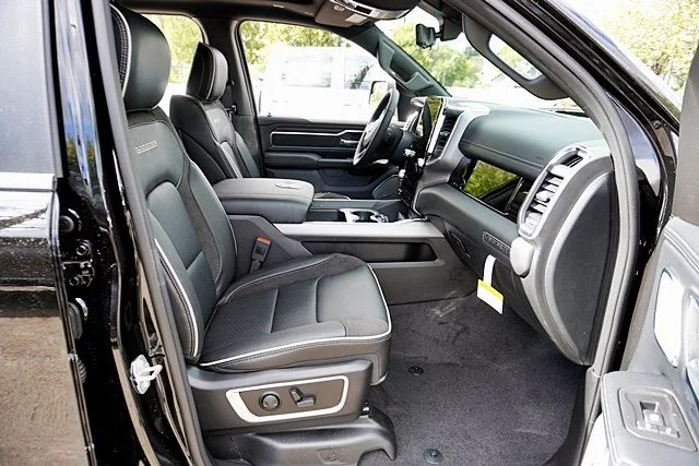 New 2026 Diamond Black Crystal Pearl-Coat Exterior Paint RAM Laramie image 16