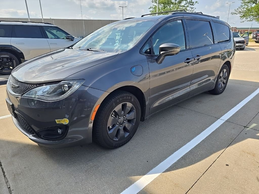 Used 2020 Gray Chrysler Limited image 4