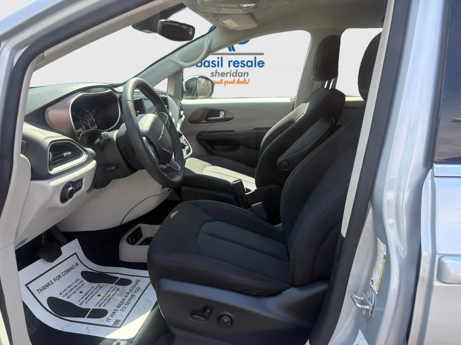 Used 2023 Silver Mist Clearcoat Chrysler LX image 8