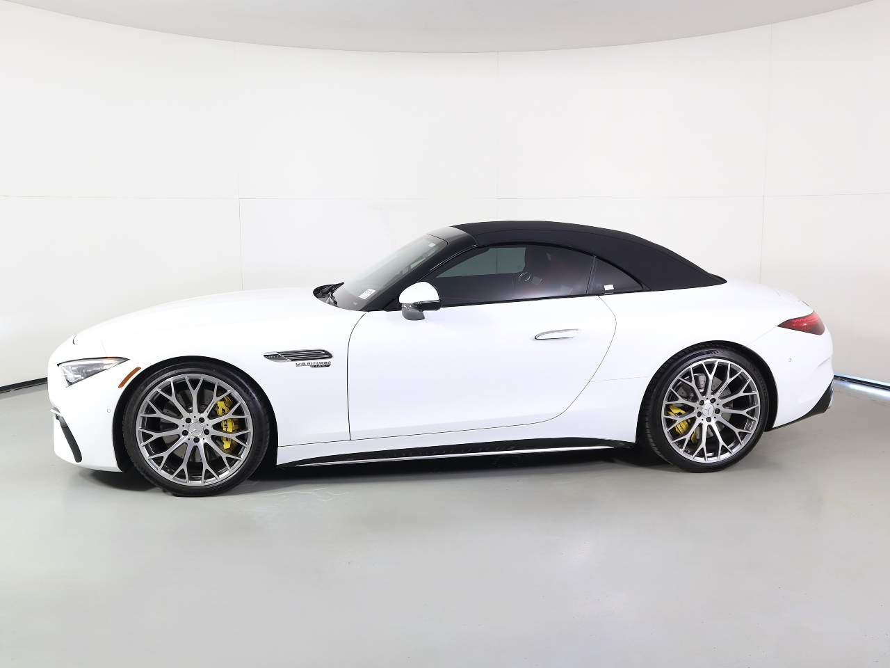 Used 2022 MANUFAKTUR Moonlight White Metallic Mercedes-Benz AMG® SL 63 image 2