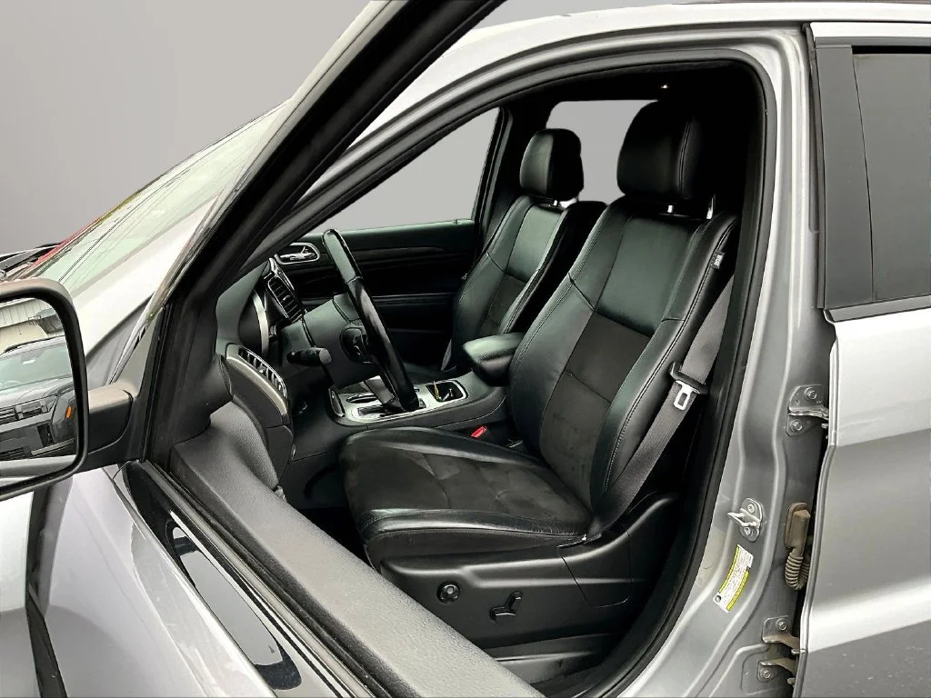 Used 2020 Silver Jeep Altitude image 24