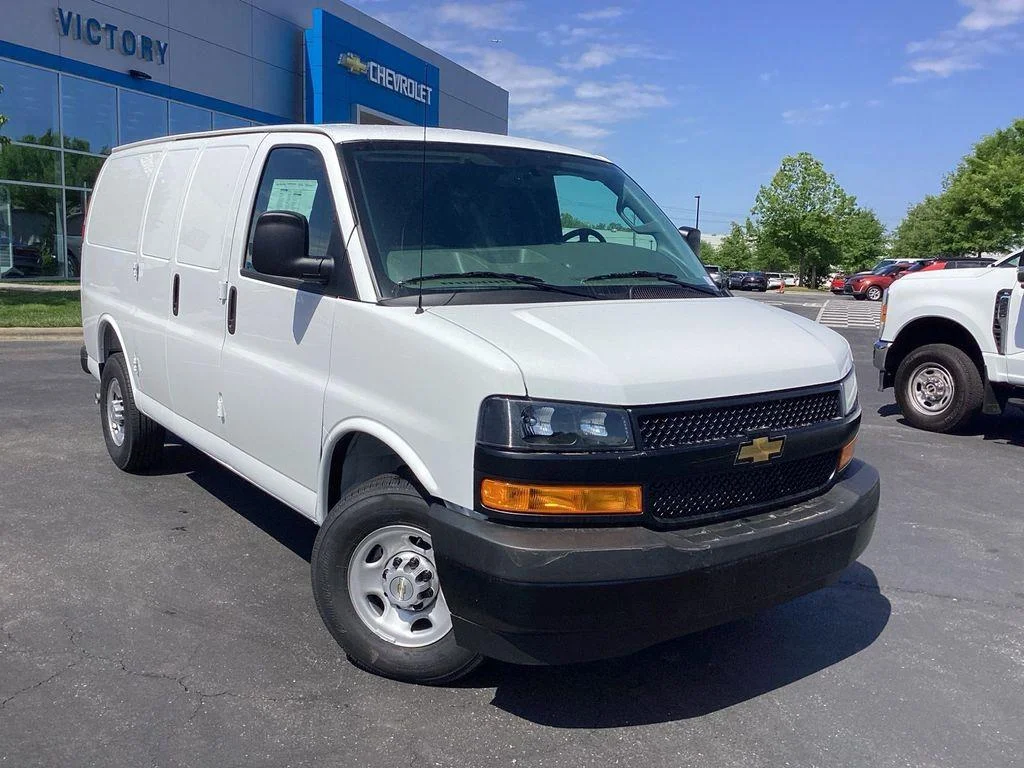 New 2026 Summit White Chevrolet WT image 7