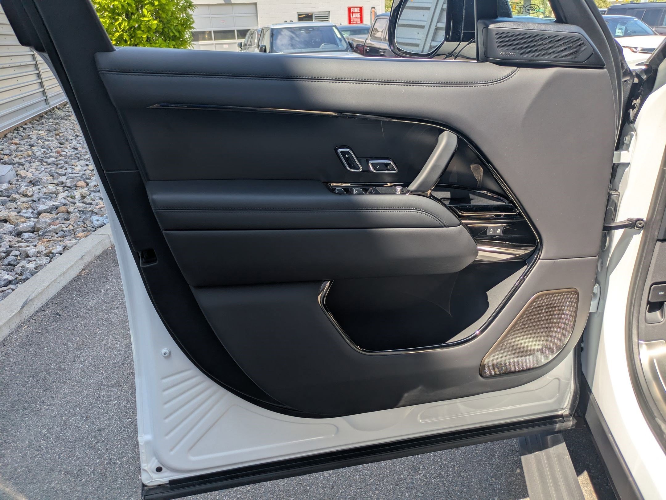 New 2025 Ostuni Pearl White Land Rover SV image 12