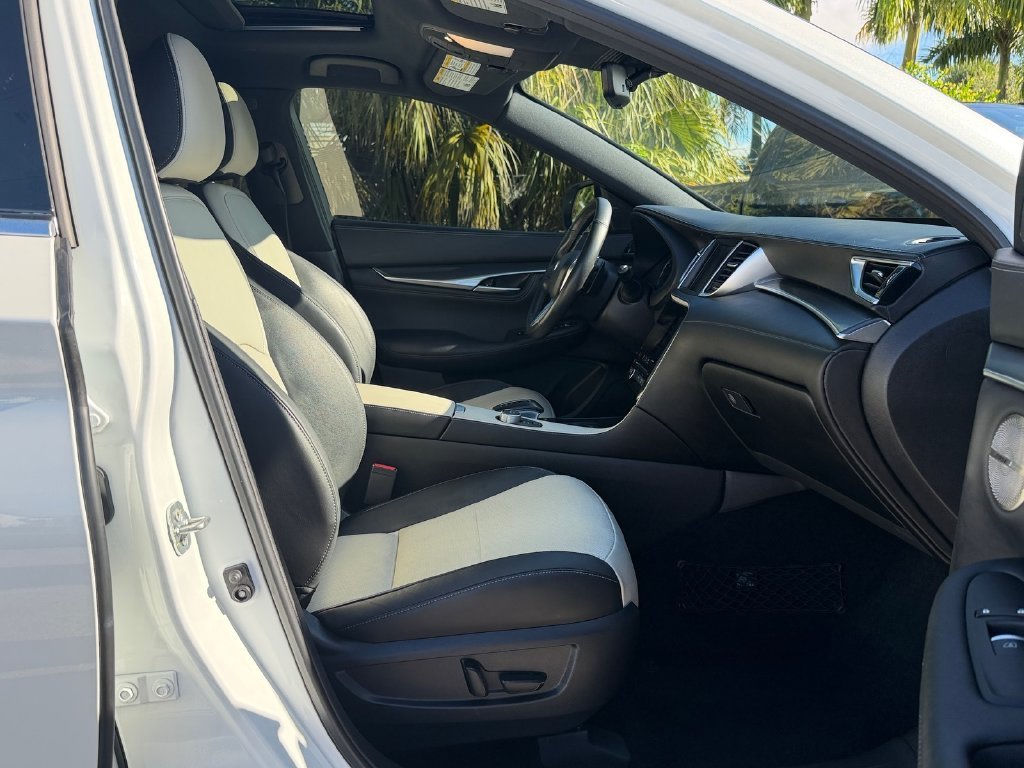 Used 2025 White INFINITI ESSENTIAL image 18