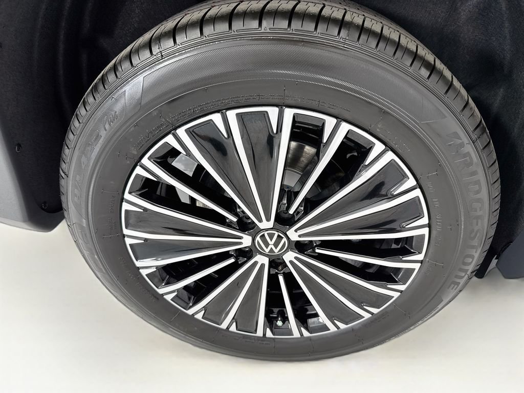 New 2026 Platinum Gray Metallic Volkswagen S image 31