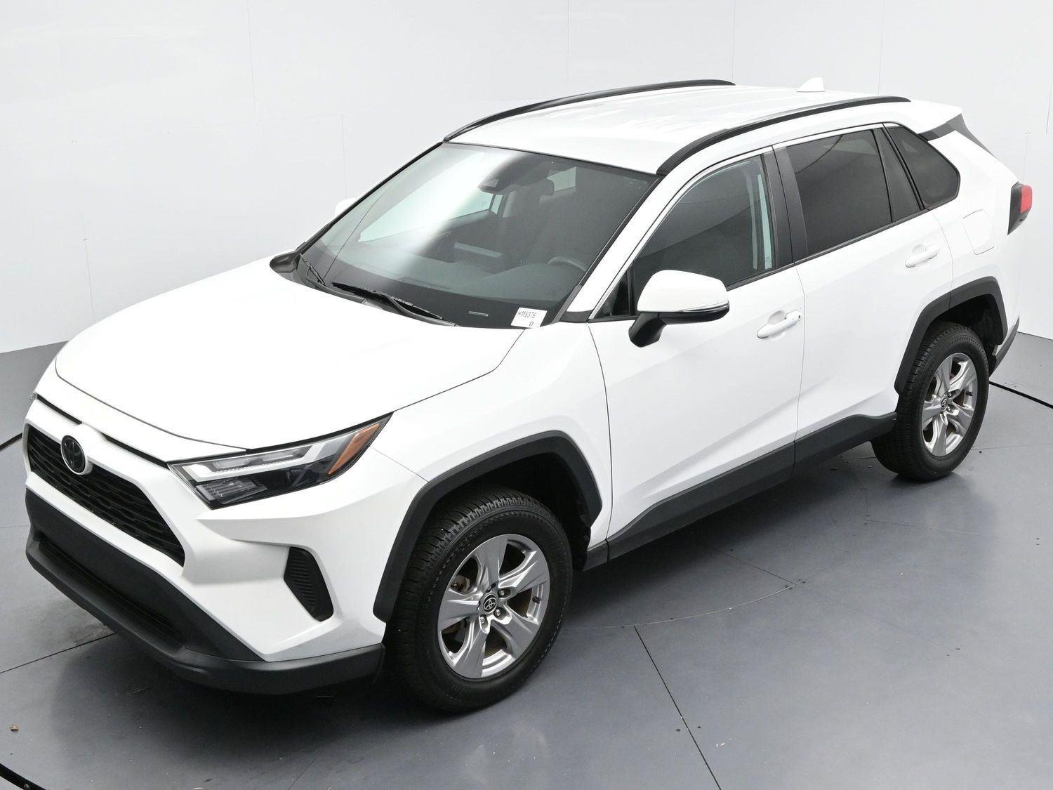 Used 2022 White Toyota XLE image 37