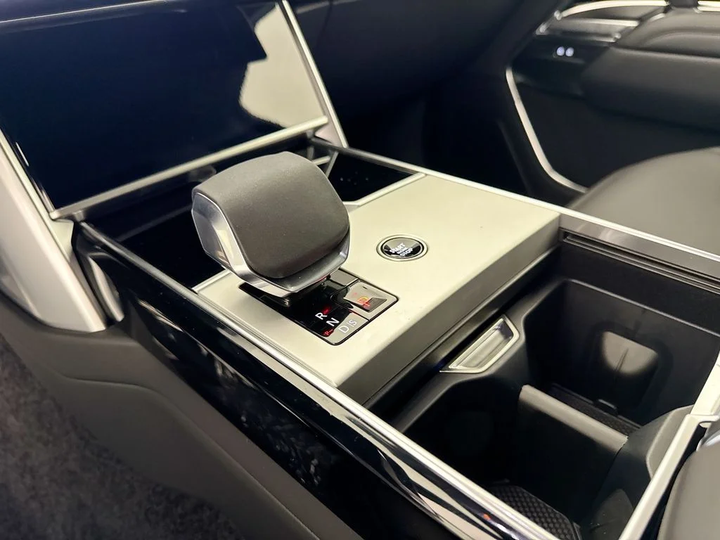 New 2026 Eiger Grey Land Rover SE image 17
