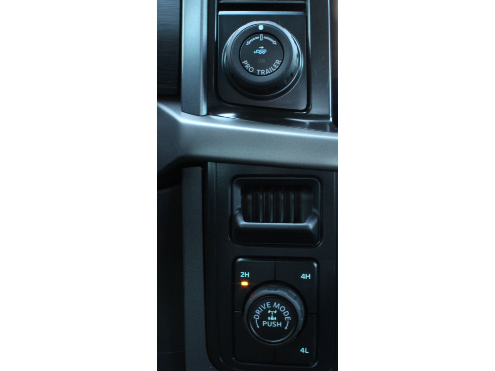 New 2026 Carbonized Gray Metallic Ford XLT image 14