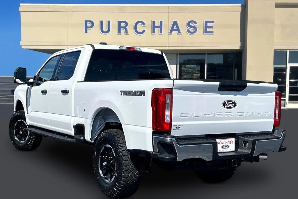 New 2027 Oxford White Ford F-250® XLT image 3