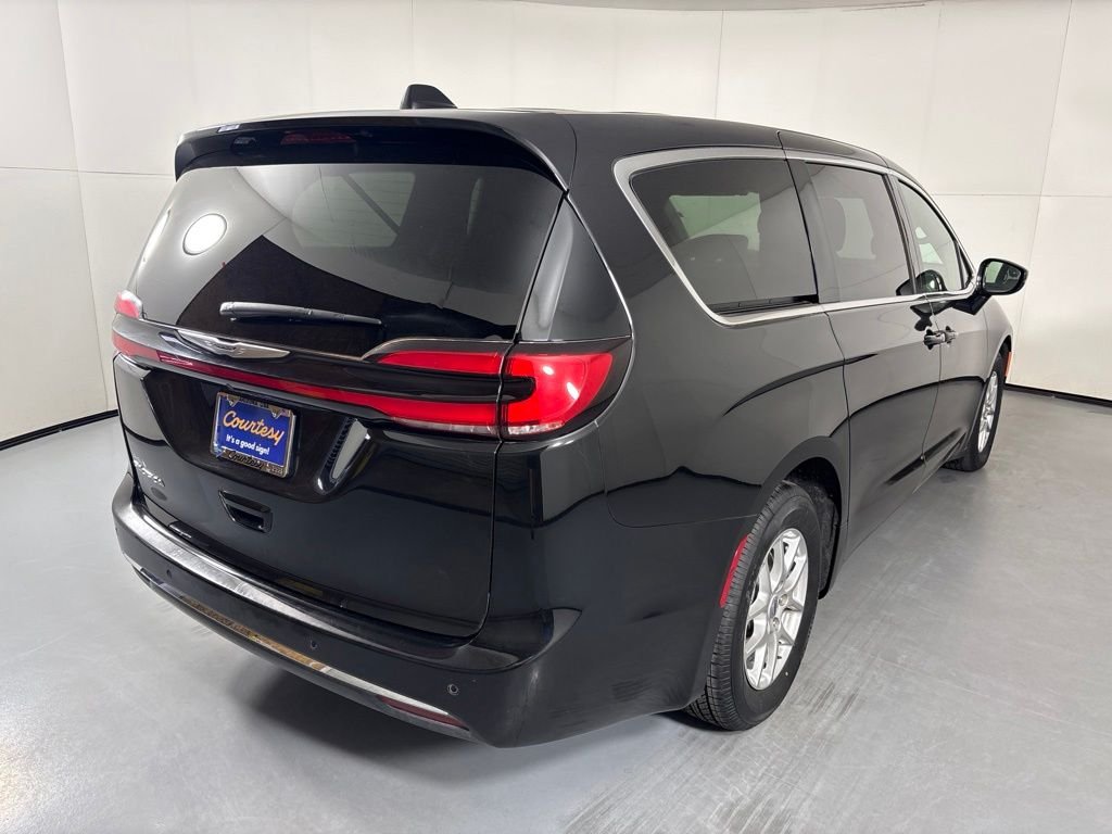 Used 2025 Black Chrysler Select image 8