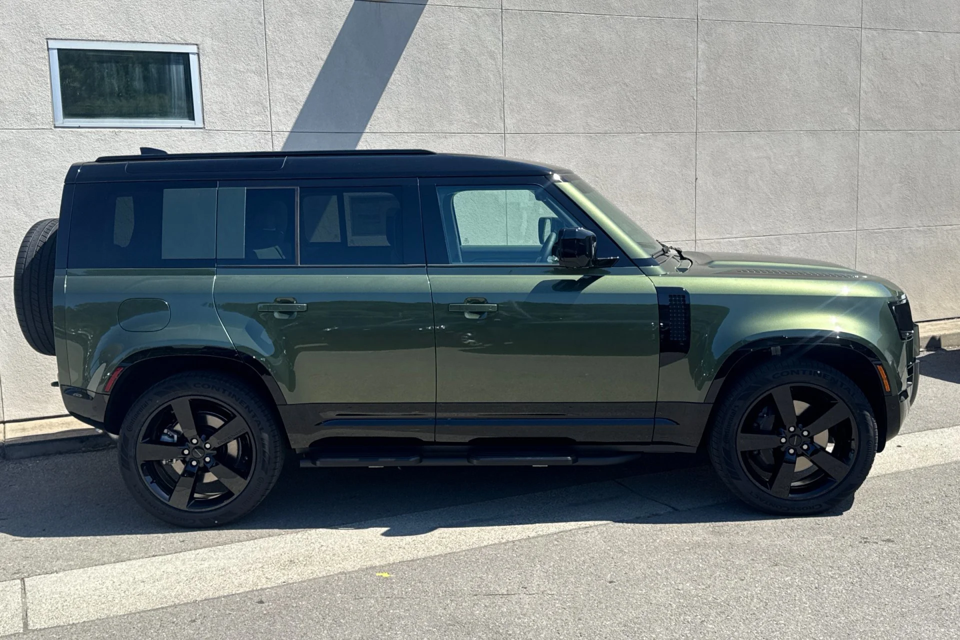 New 2026 WOOLSTONE GREEN Land Rover X-Dynamic SE image 8