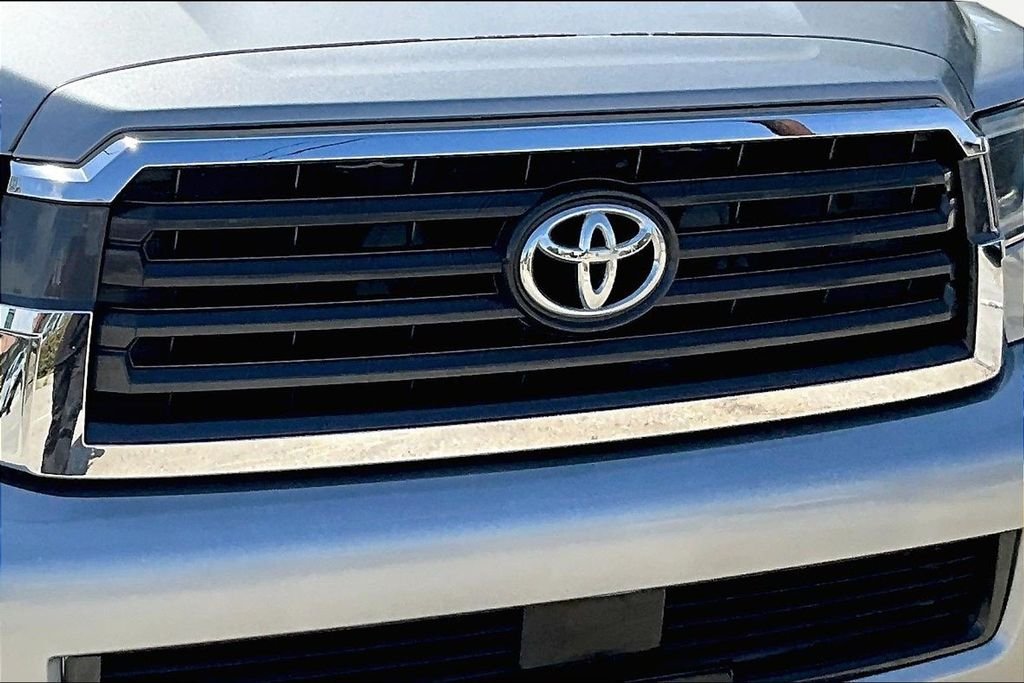 Used 2018 Silver Toyota SR5 image 31