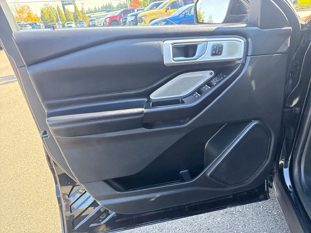Used 2020 Black Ford Platinum image 16