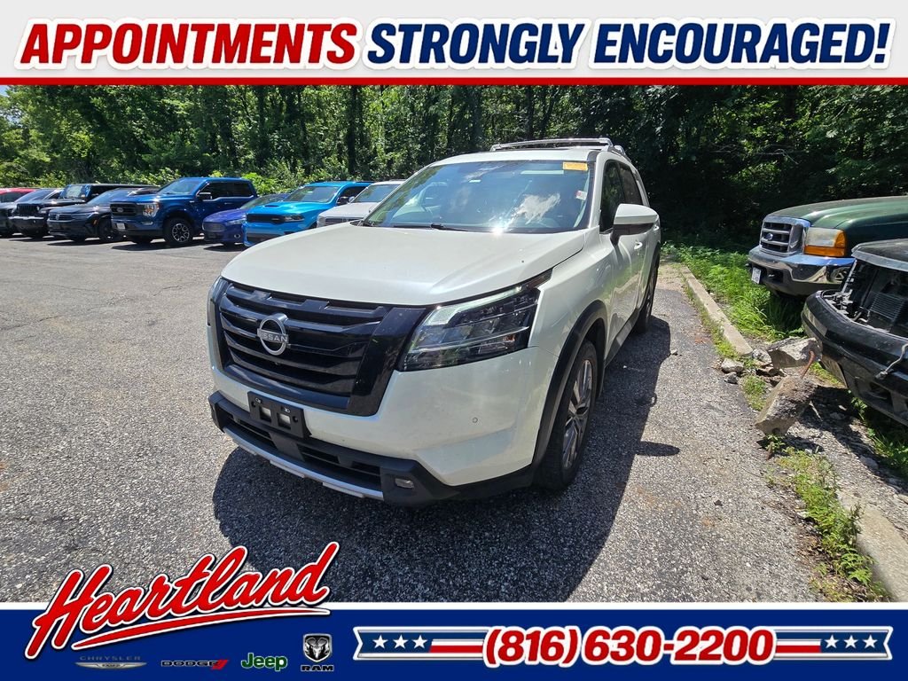 2023 Nissan Pathfinder SL 4WD's photo