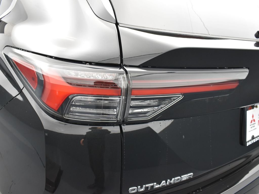 New 2026 Black Mitsubishi SE image 8