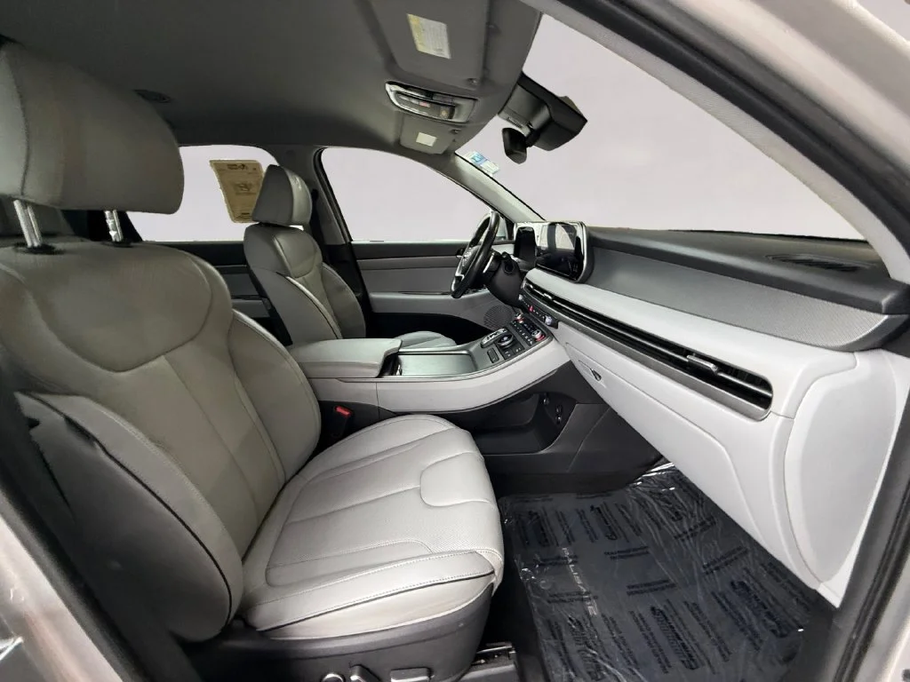 Used 2025 Silver Hyundai SEL image 17