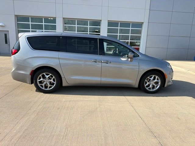 Used 2019 Silver Chrysler Touring Plus image 4