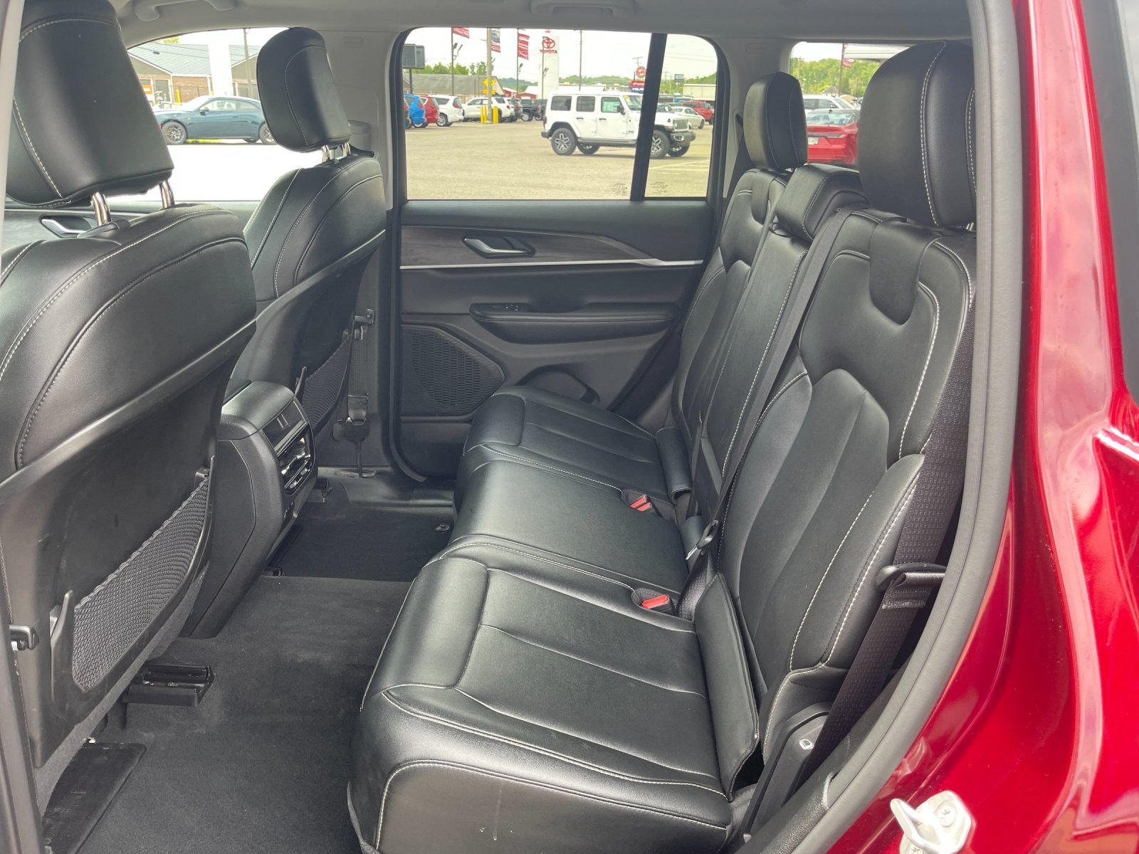 Used 2023  Jeep Limited image 13