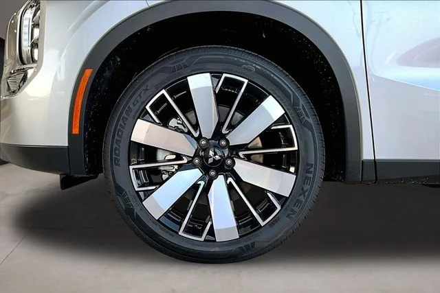 New 2026 Silver Mitsubishi SE image 13