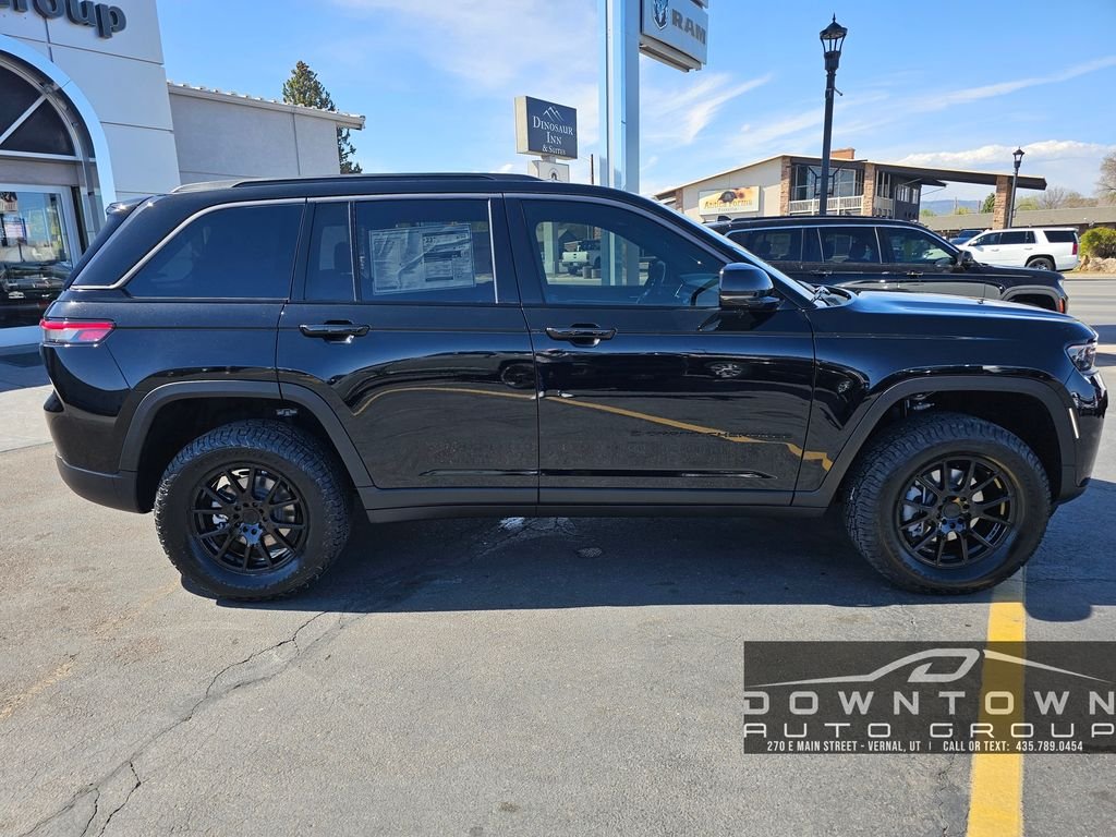 New 2026 Diamond Black Crystal Pearlcoat Jeep Altitude image 2
