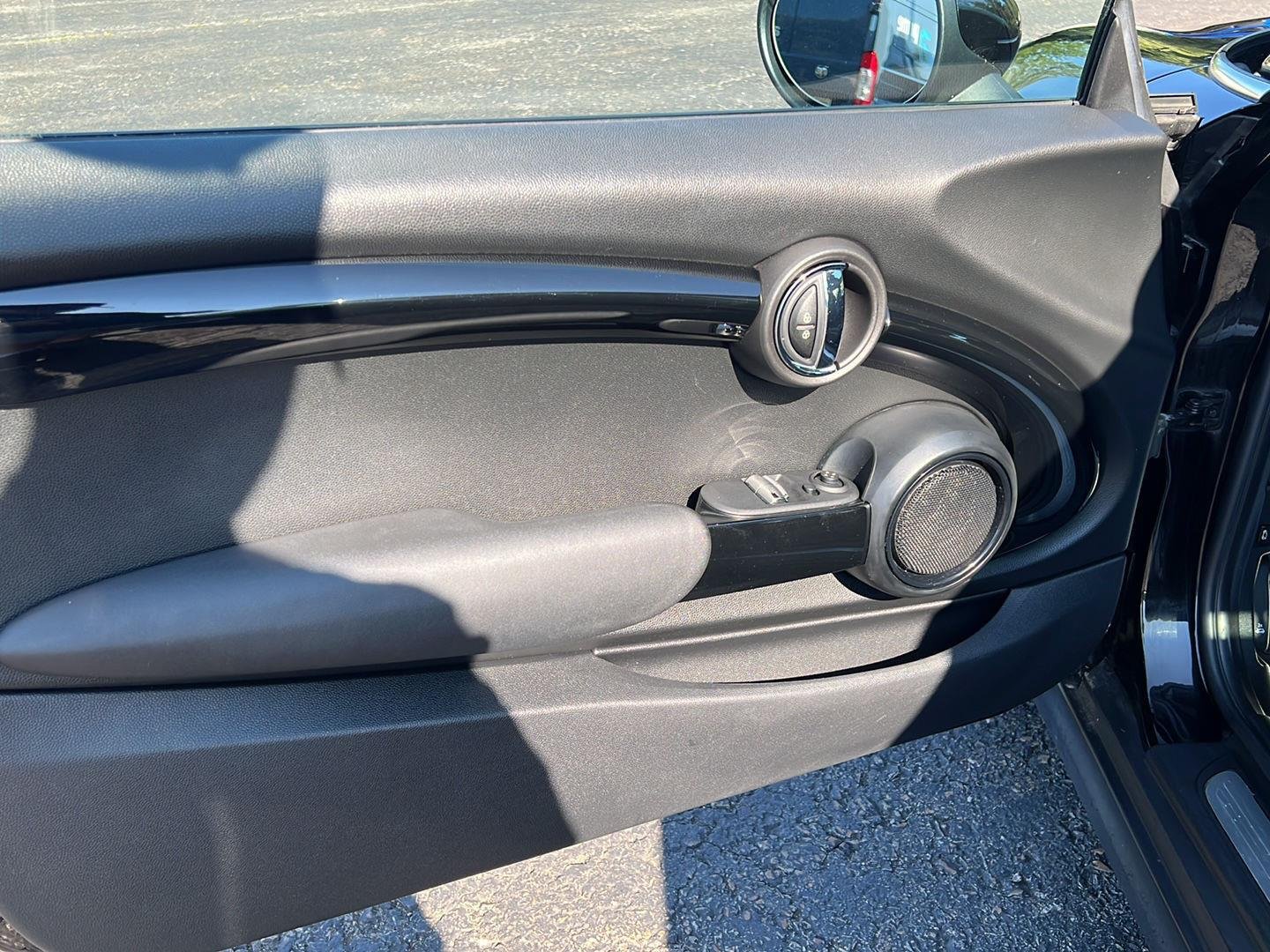 Used 2018 Midnight Black Metallic MINI Base image 17