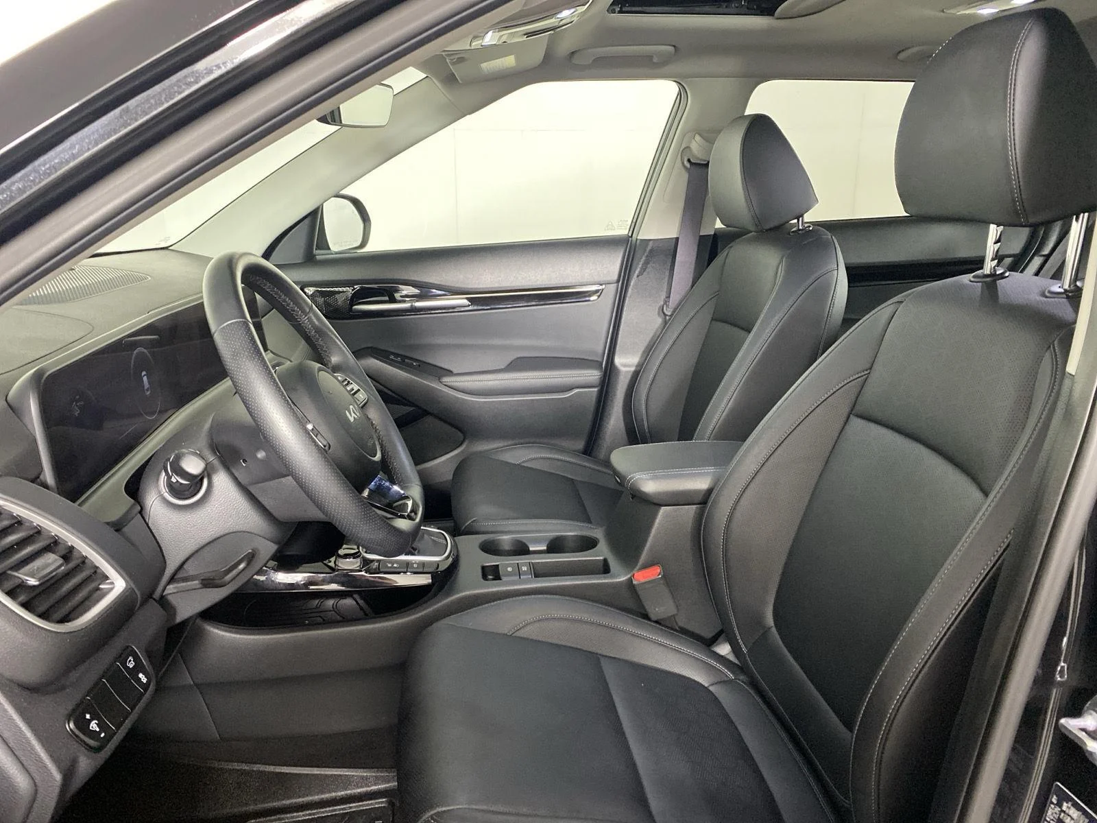 Used 2025 Fusion Black Kia SX image 13