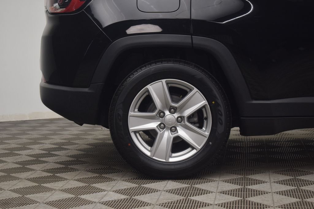 Used 2022 Black Jeep Latitude image 24