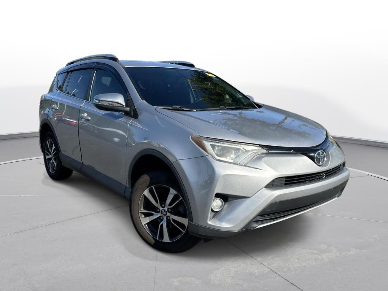 Used 2016 Silver Sky Metallic Toyota XLE image 4