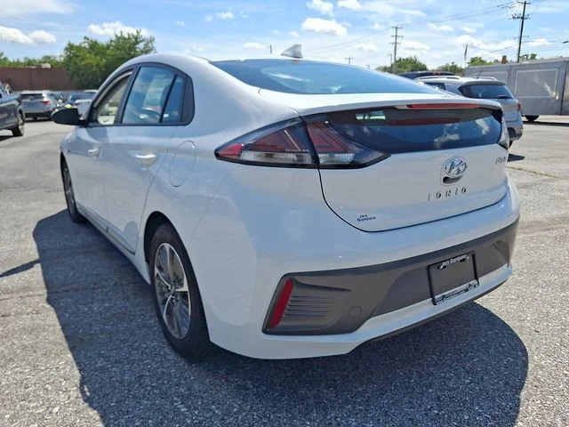 Used 2020 White Hyundai SE image 3