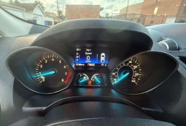 Used 2017 Shadow Black Ford SE image 3