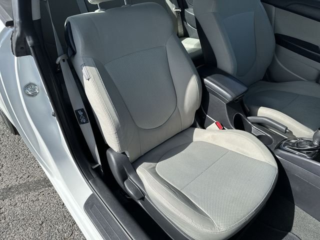 Used 2012 White Kia EX image 25