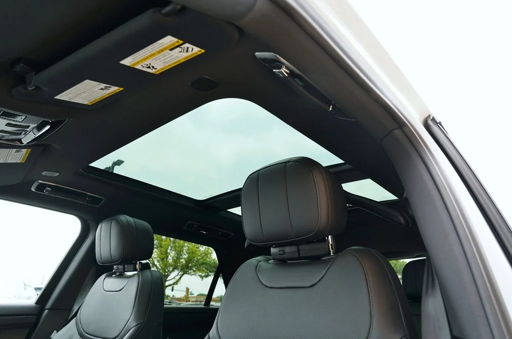 New 2026 Fuji White Land Rover SE image 14