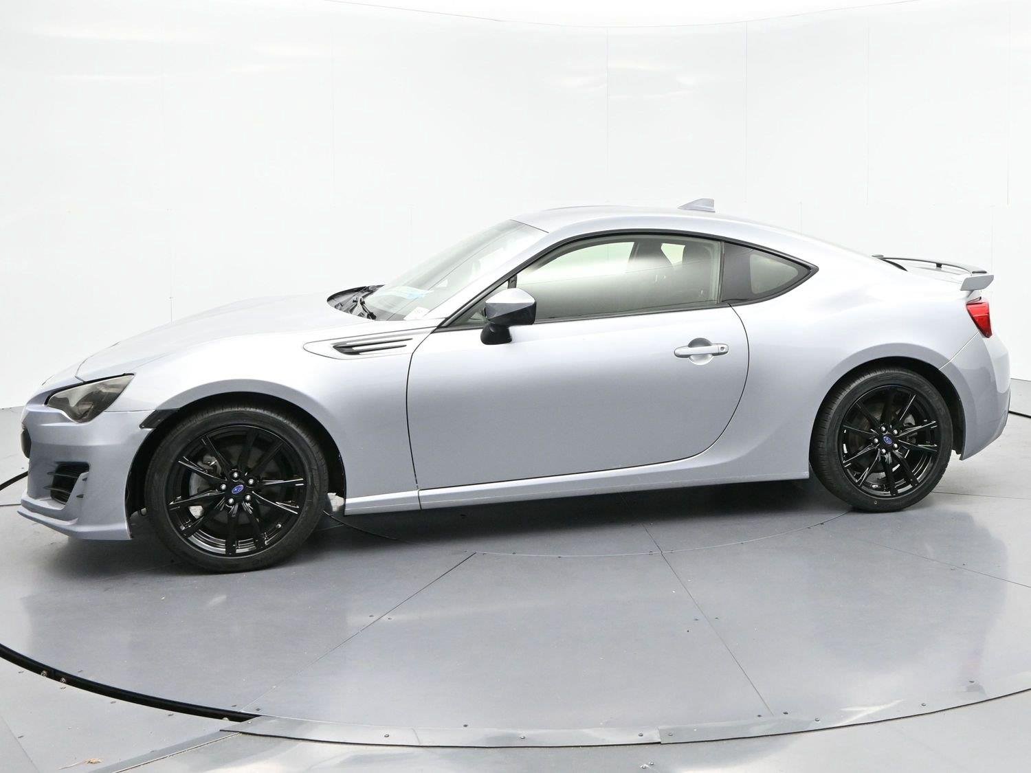 Used 2018  Subaru Premium image 4