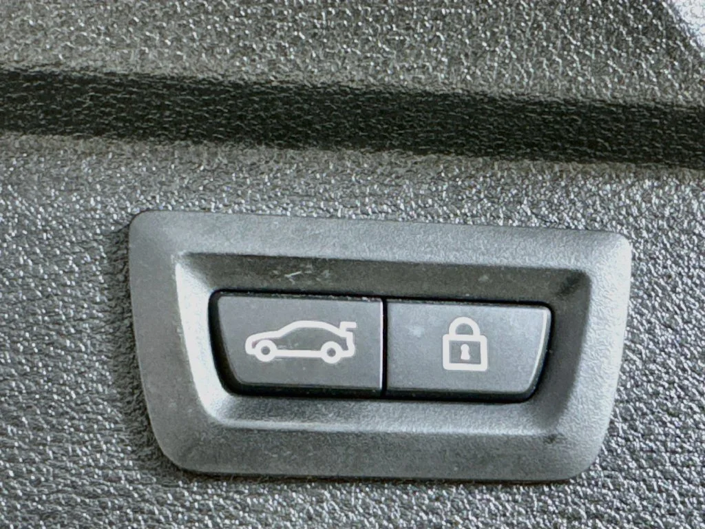 Used 2016 Mineral Silver Metallic BMW xDrive40e image 35