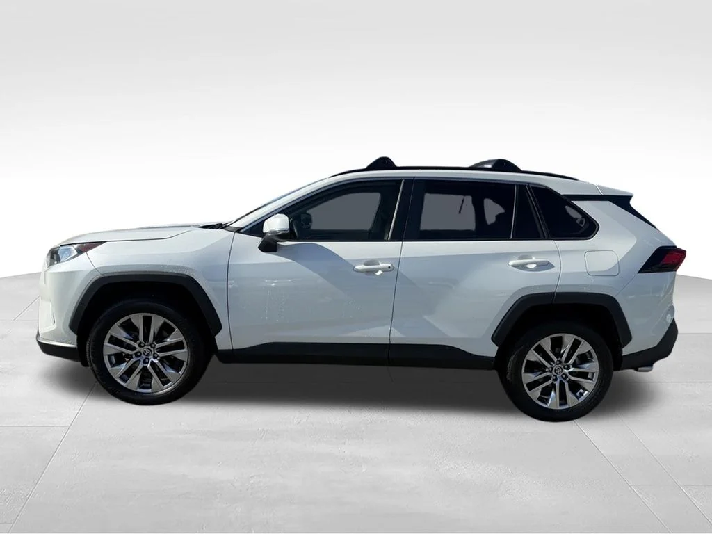 Used 2021 White Toyota XLE Premium image 2