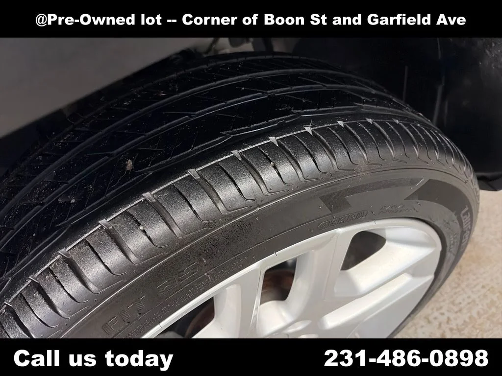 Used 2021 Silver Jeep Latitude image 12