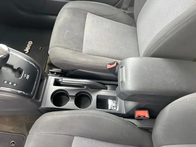 Used 2017 Blue Jeep Latitude image 17