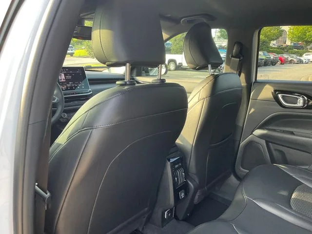 New 2026 Bright White Clearcoat Jeep Latitude image 19