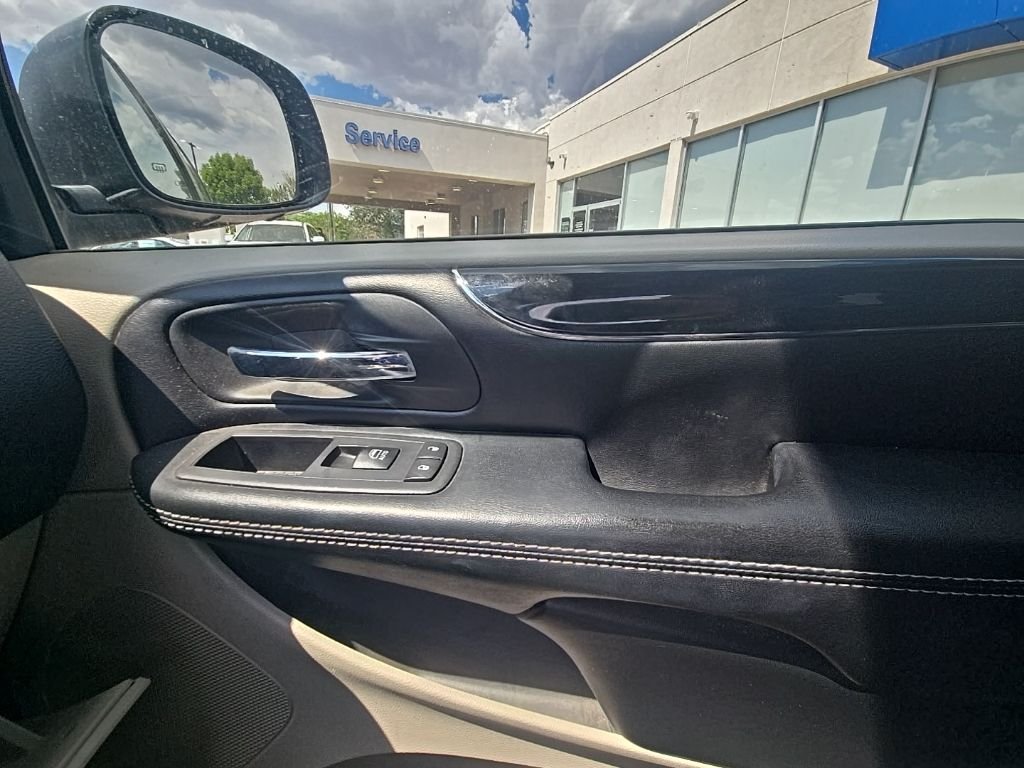 Used 2019 Silver Dodge SXT image 18