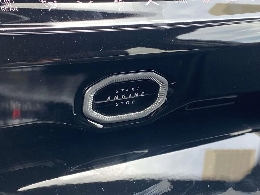 New 2026 Bright White Clear-Coat Exterior Paint Jeep Laredo Altitude image 28