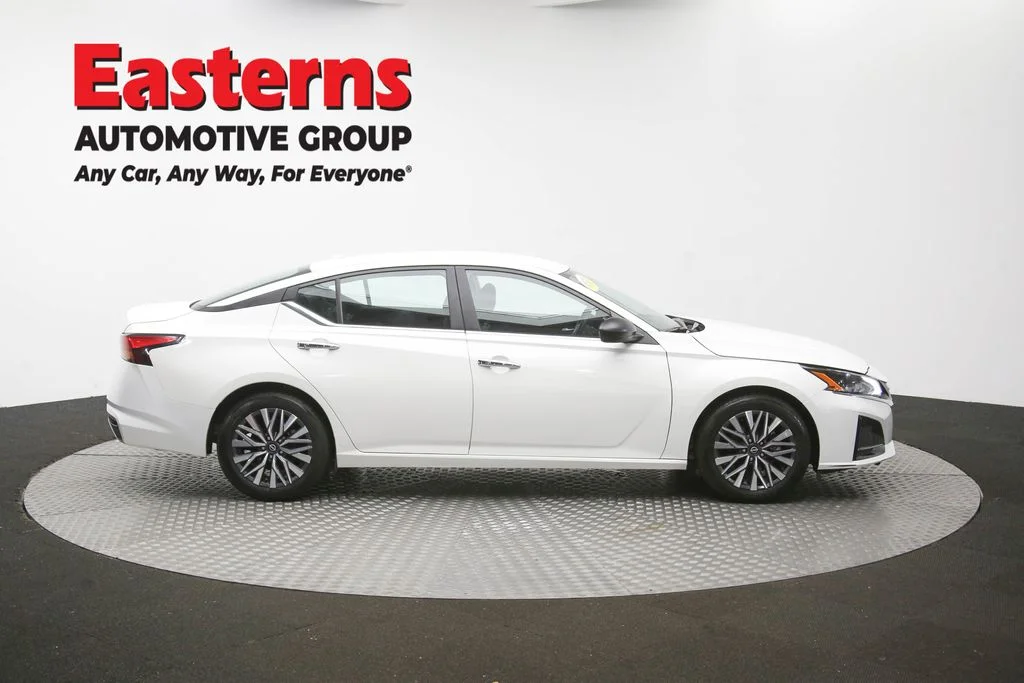 Used 2025 White Nissan 2.5 SV image 46