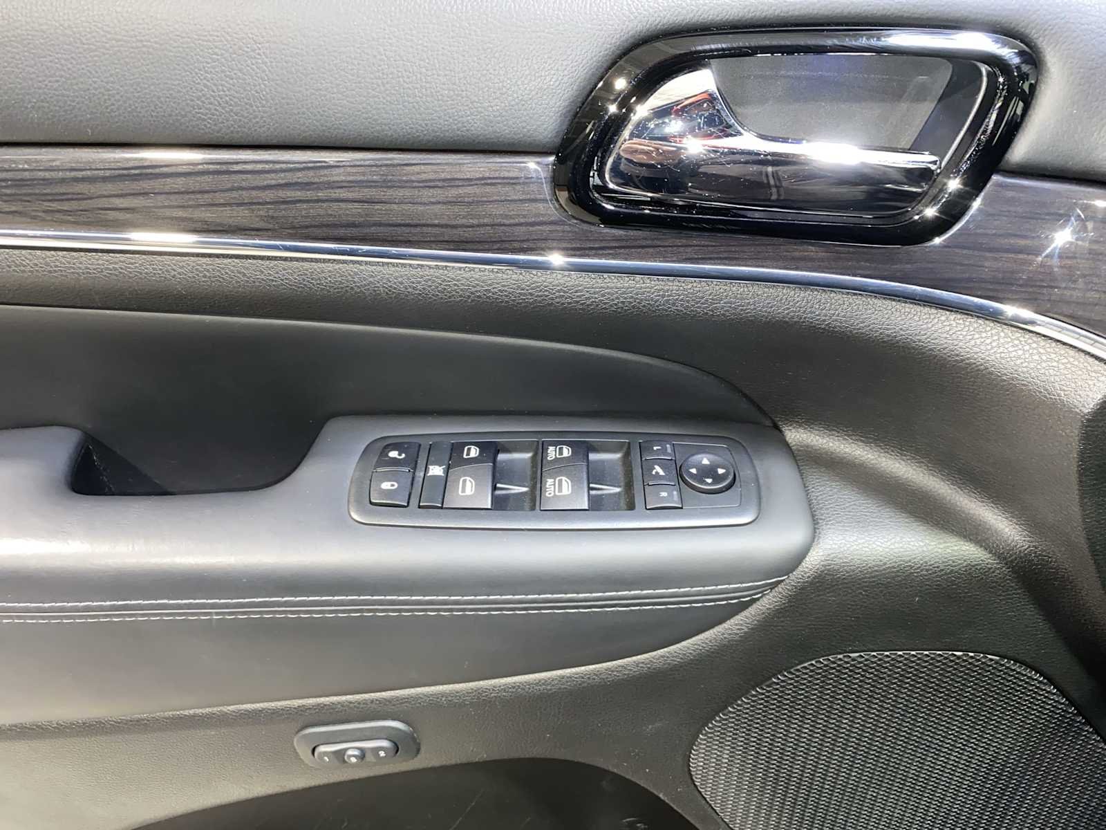 Used 2019 Diamond Black Crystal Pearlcoat Jeep Overland image 23