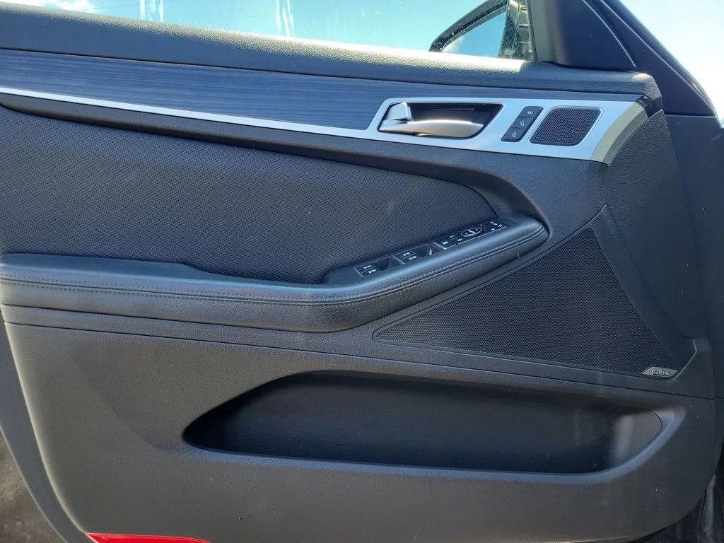 Used 2015 Black Hyundai 3.8 image 13