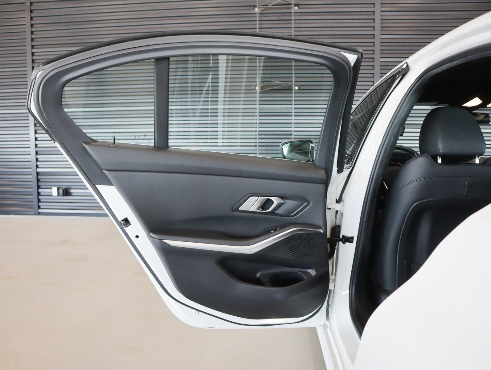 Used 2019 Alpine White BMW 330i image 23